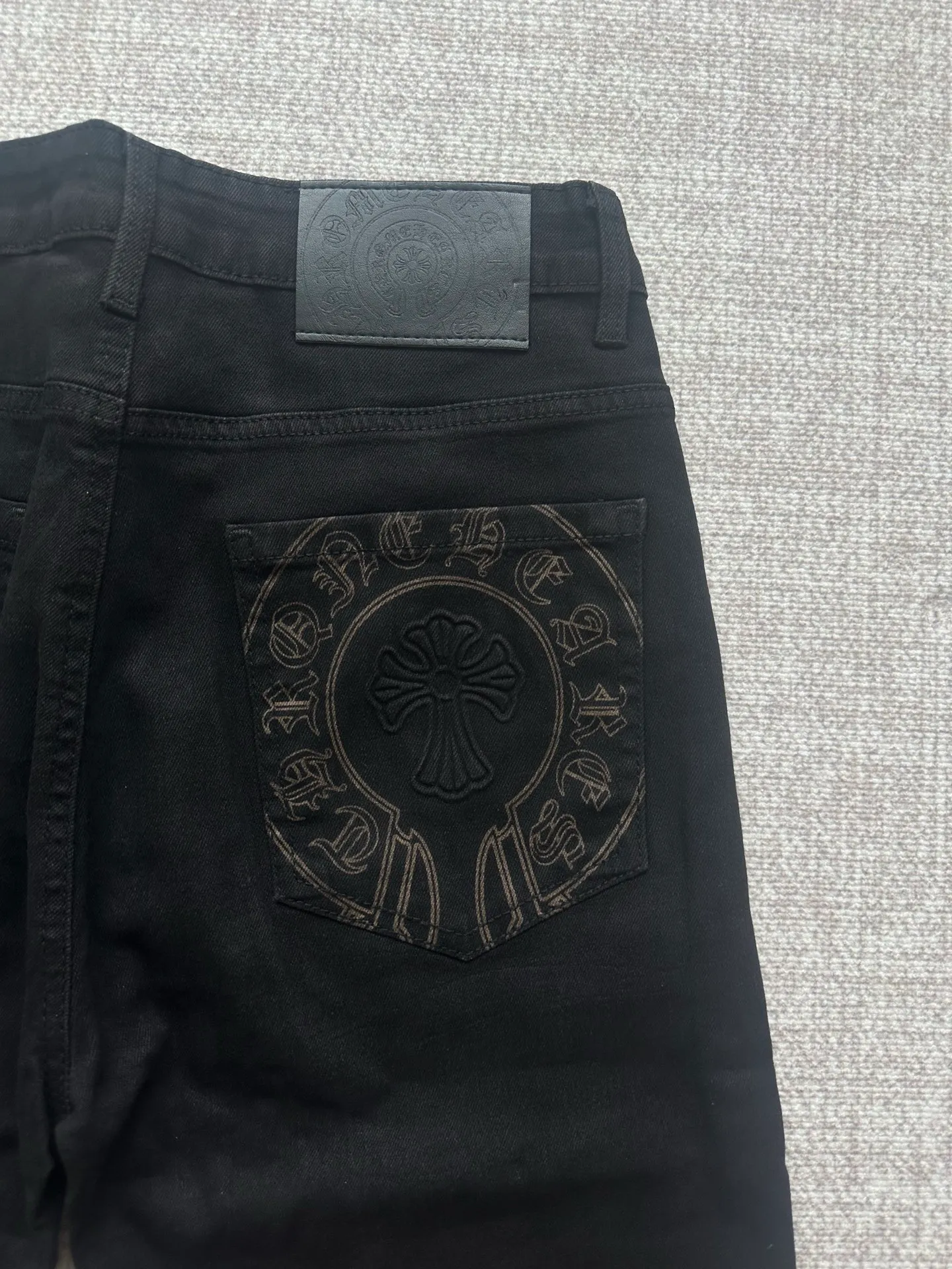 P176 Style No. Cc930 Chrome hearts Chrome hearts high street jeans Chrome hearts vibe style versatile jeans are the most popular high street style at the moment. Made of beaded canvas fabric, heavy washing makes the upper body of the fabric more textured. The pants are tall and straight! The three-dimensional cutting of the whole trousers is a masterpiece! The beaded canvas fabric is thick and soft after washing. It has good breathability. Customized small leather label. Unique design. The details are in place, simple and elegant, and the workmanship is exquisite. The entire trousers are neatly routed and the details are in place! It’s so cool. It’s a genderless trend that both men and women can easily control. Color: Picture color. Sizes M-XXL